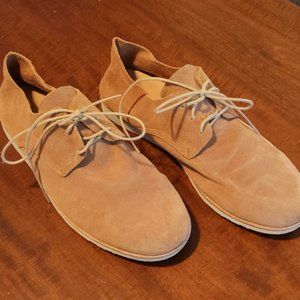 Nisolo Travel Derby in Tan, Size 8